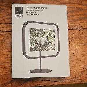 Umbra Infinity Round Photo Display in Black
